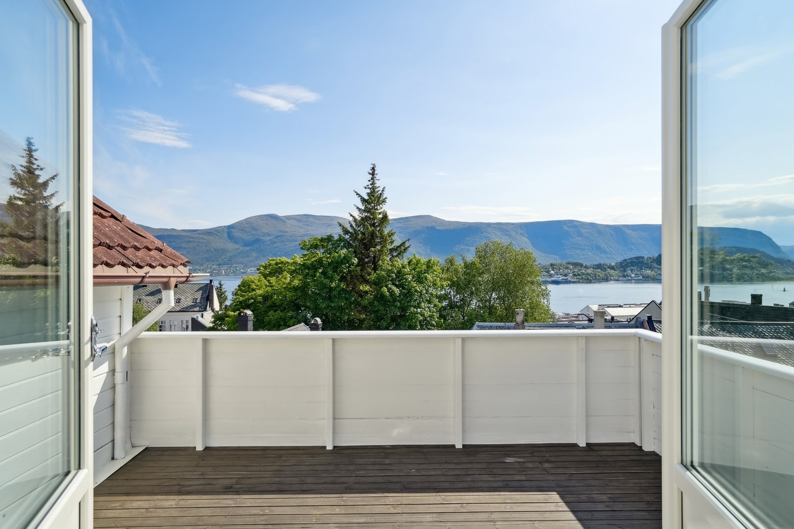 Fra soverommet er det utgang til en veranda på ca. 12 kvm - Galleribilde