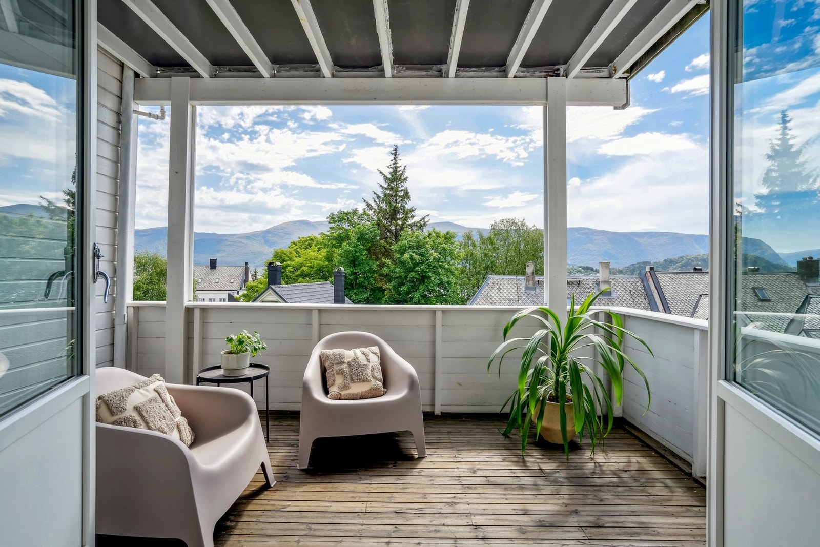 Fra stuen er det utgang til en overbygd sydvendt veranda på ca. 12 kvm. Galleribilde