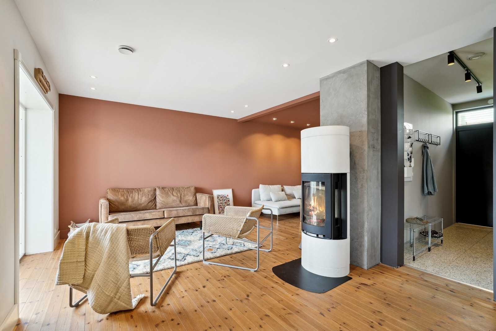 Fargevalget er gjennomgående pent og moderne, og gulvflatene er belagt med furugulv. Galleribilde