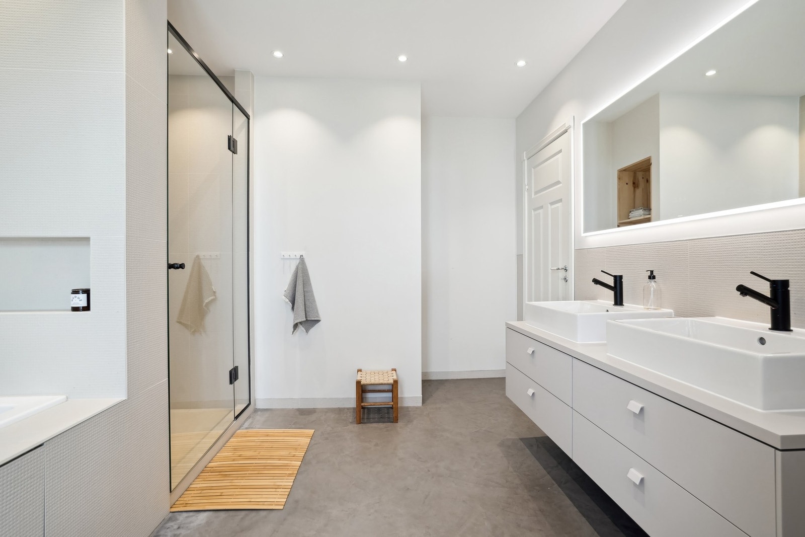 Delikat og moderne baderom med god plass - her får du hverdagsluksus i behagelige omgivelser. Galleribilde