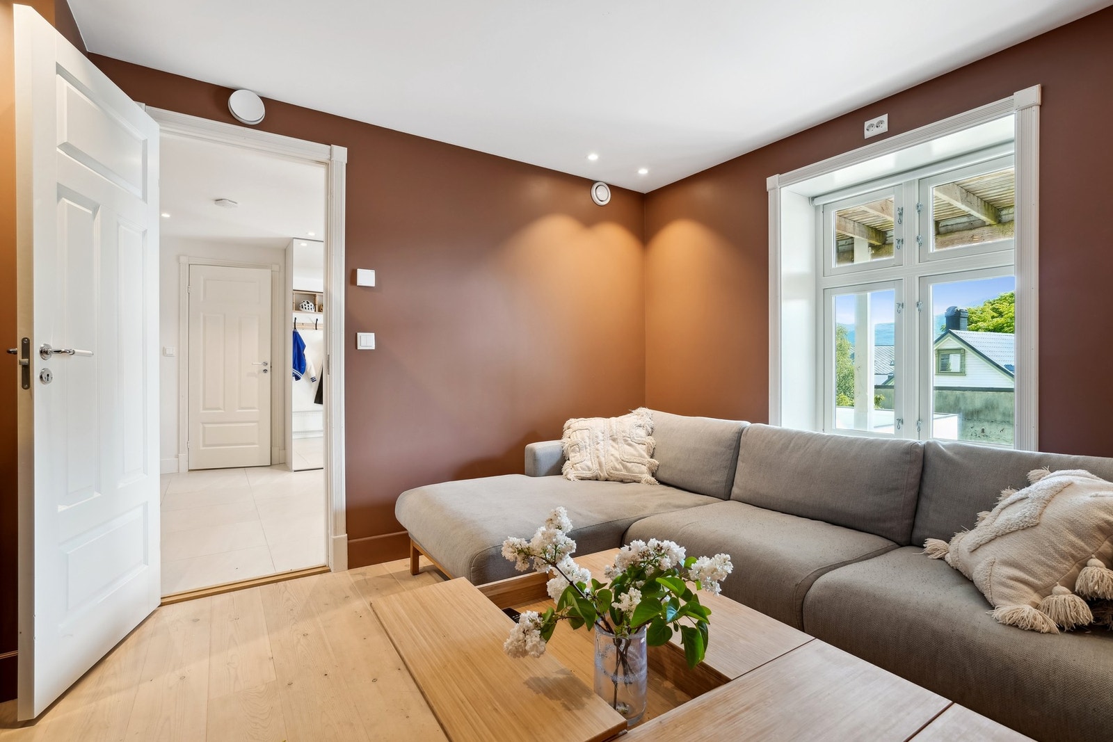 I underetasjen har du et pent soverom som er innredet til tv-stue. Galleribilde