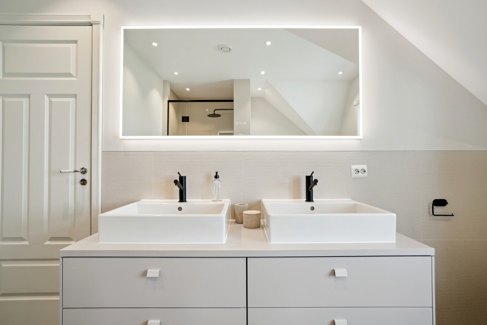 Stilren servantinnredning med dobbelservanter, speil med integrert belysning - Galleribilde