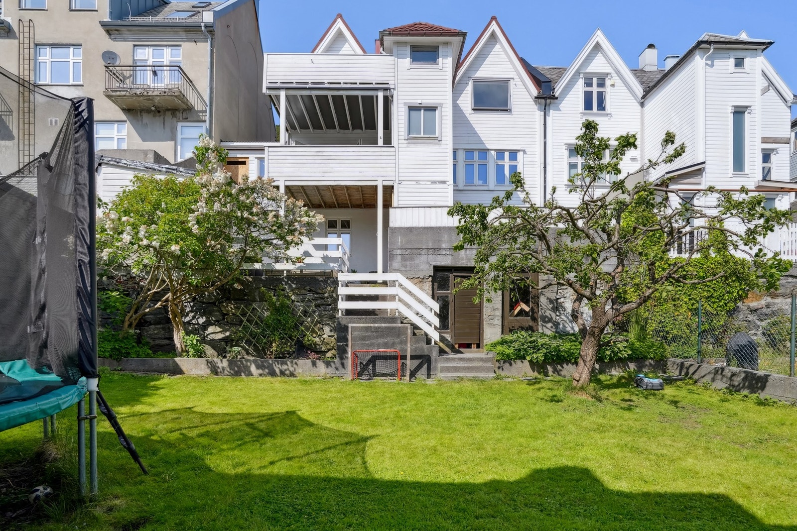 PrivatMegleren presenter stor og renovert trevilla med frodig hage - Galleribilde