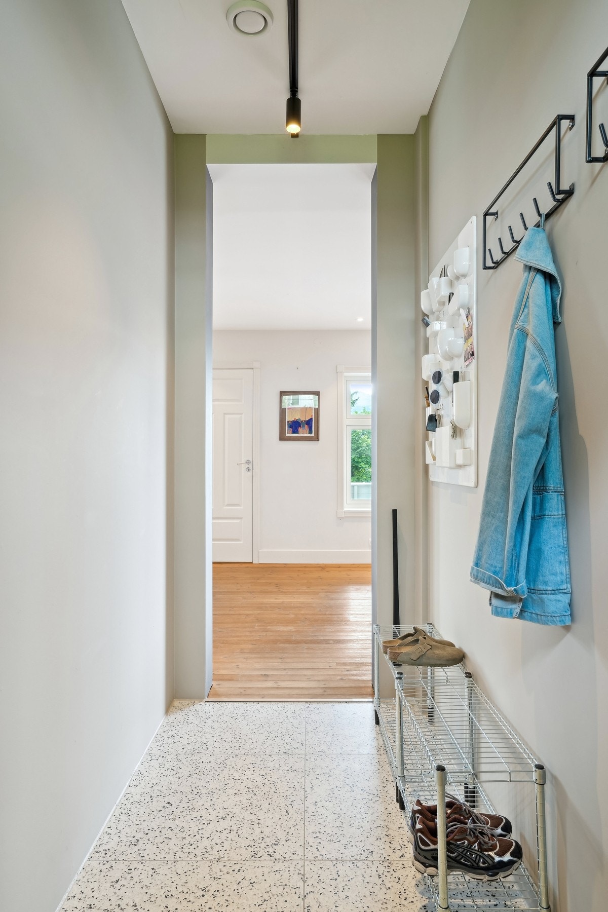 Entréen i hovedetasjen har terazzo-stein på gulv. Det er varmekabler i gulvet. Galleribilde