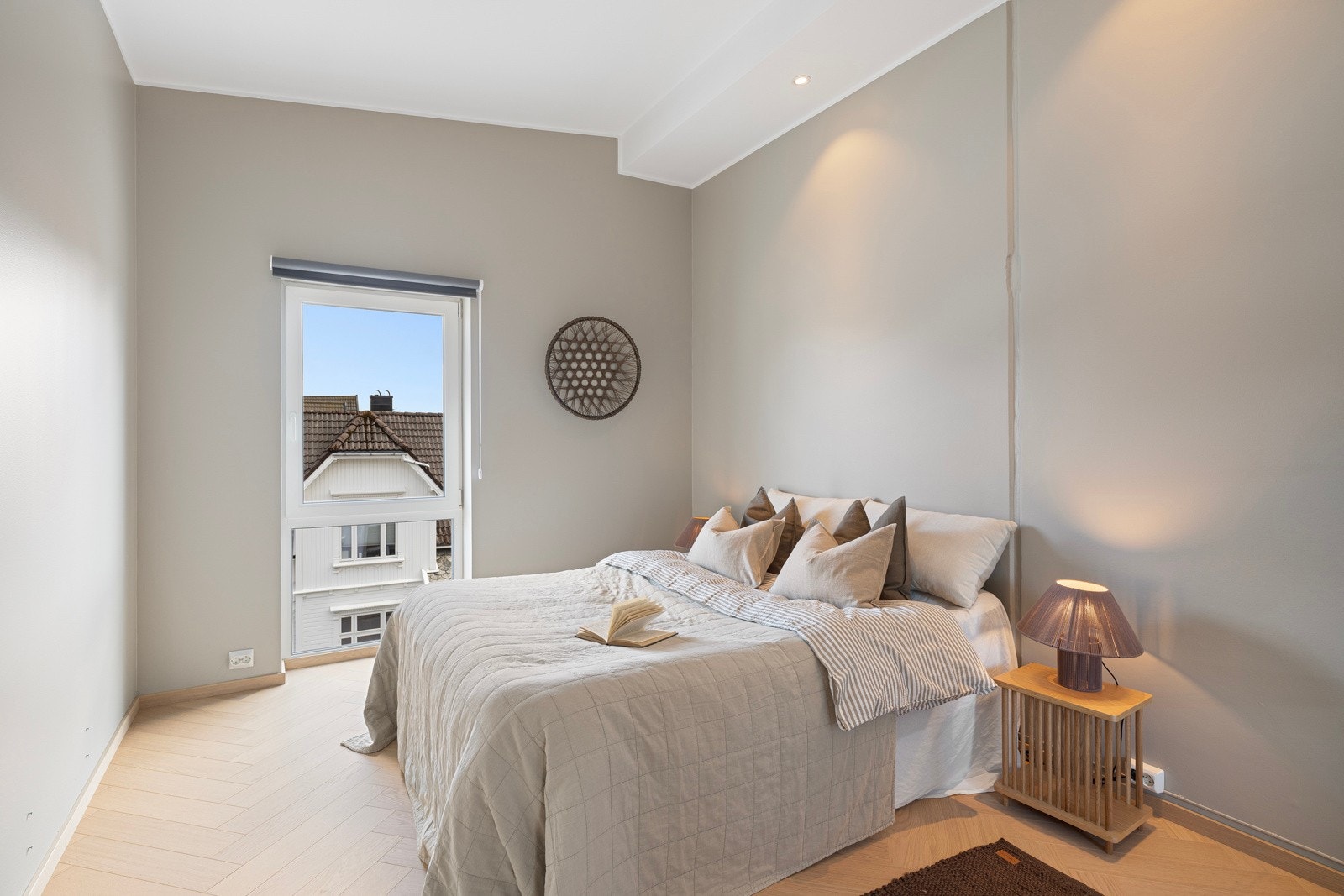 Leiligheten har to innbydende soverom, hvor ett skiller seg ut med ekstra takhøyde, downlights og vindu ned til gulvet. Galleribilde