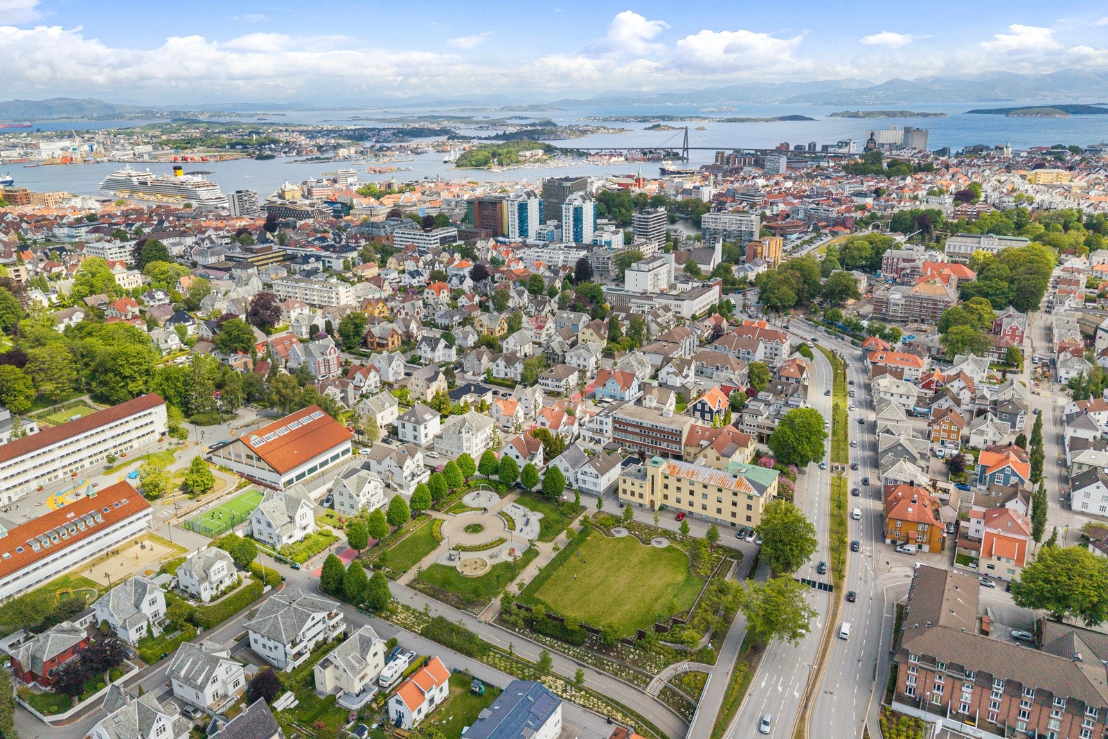 Her bor du med kort avstand til alt du trenger i hverdagen, samtidig som området oppleves rolig og tilbaketrukket. Galleribilde