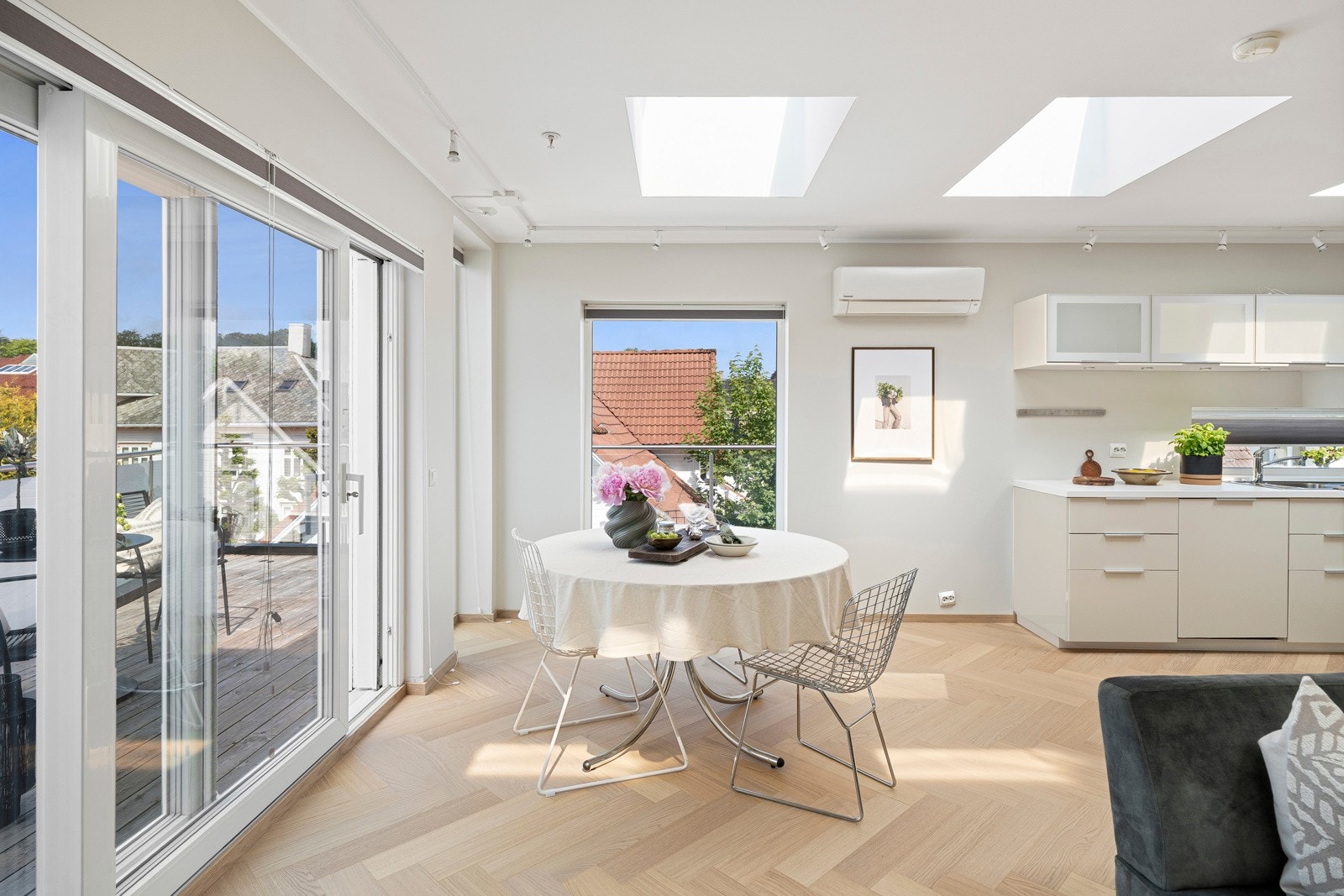 Stuen er av god strørrelse med god plass til en spisegruppe - perfekt for å samle venner og familie! Galleribilde