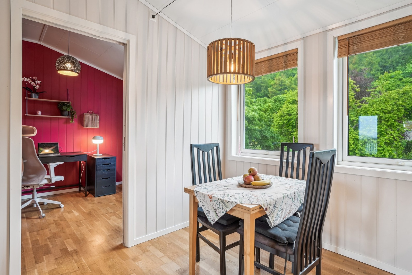Fra kjøkkenet er det tilkomst til soverom nr. 2 via praktisk skyvedør. Galleribilde