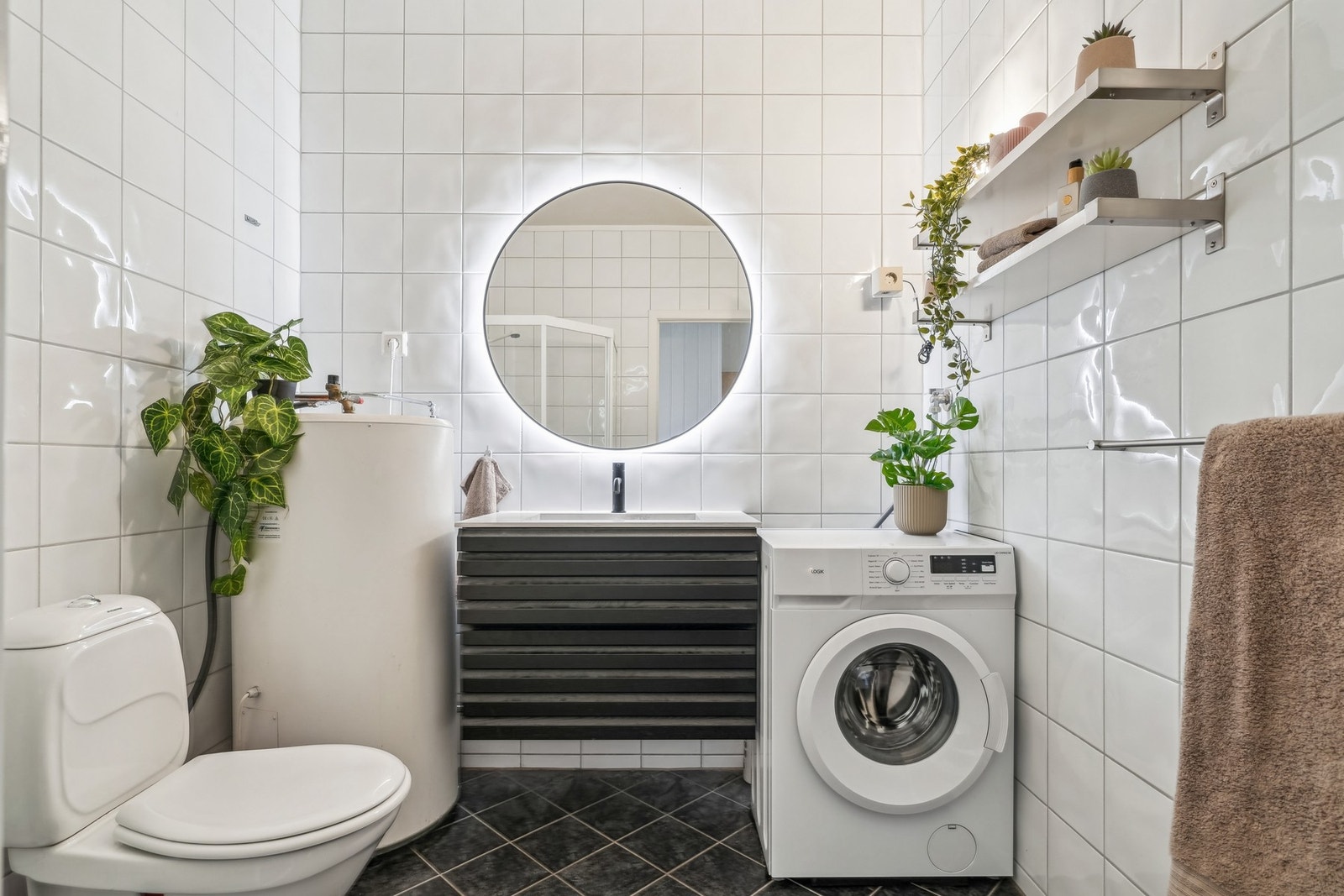 Badet er helfliset med varmekabler i gulvet. Galleribilde