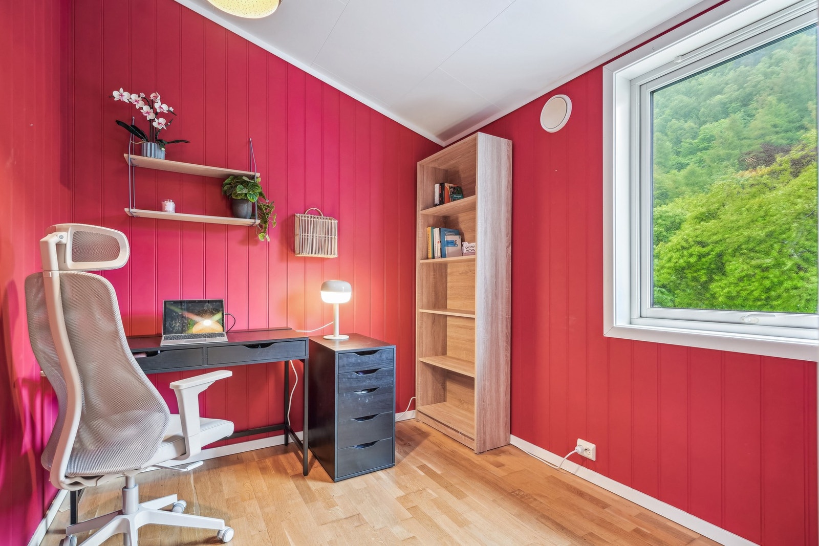 Det er plass til seng, nattbord og kommode/garderobeskap. Galleribilde