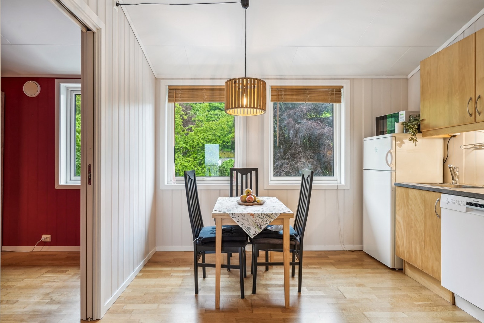 Det er plass til en spisegruppe på kjøkkenet. Galleribilde