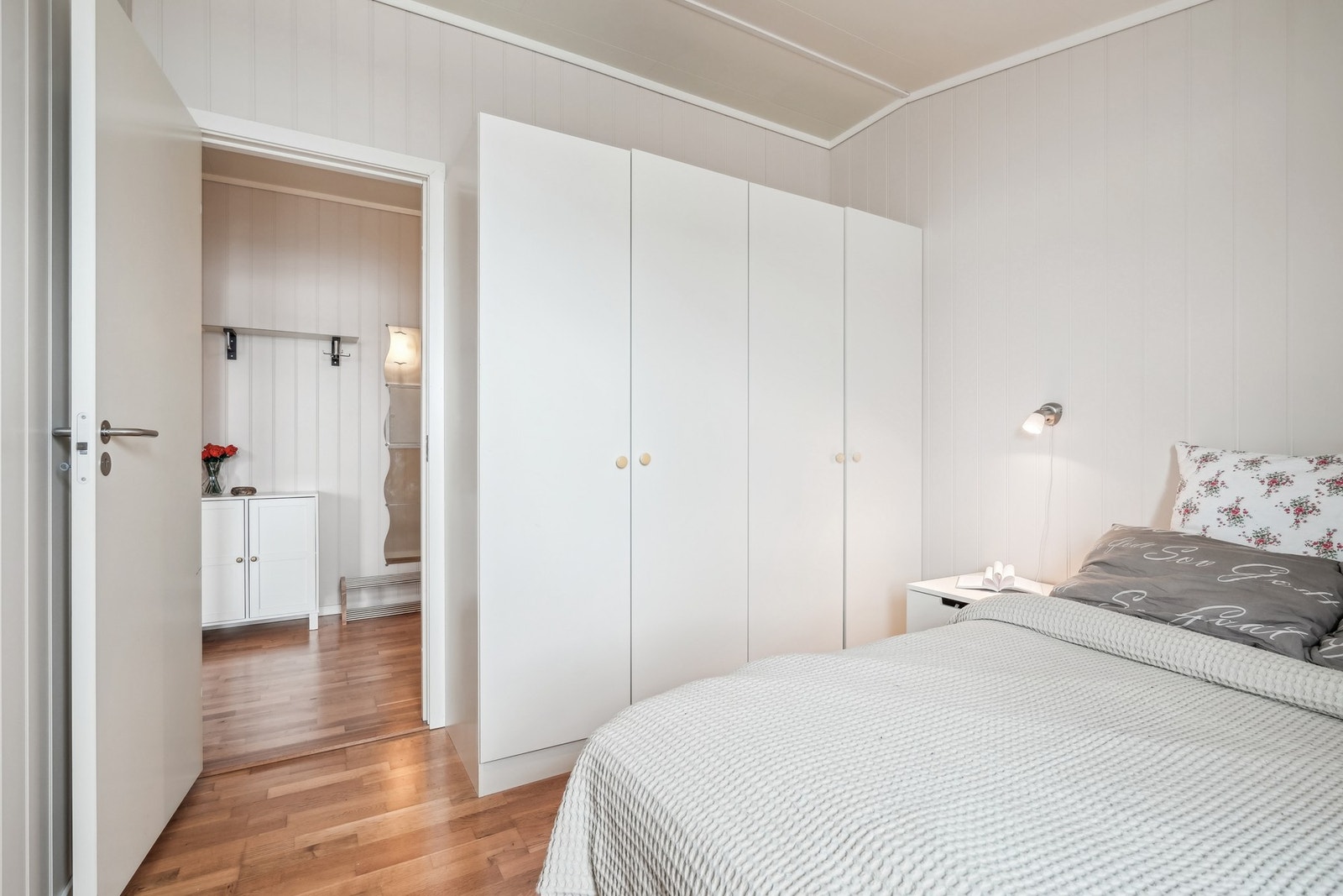 Det er montert to garderobeskap for god oppvarming. Galleribilde