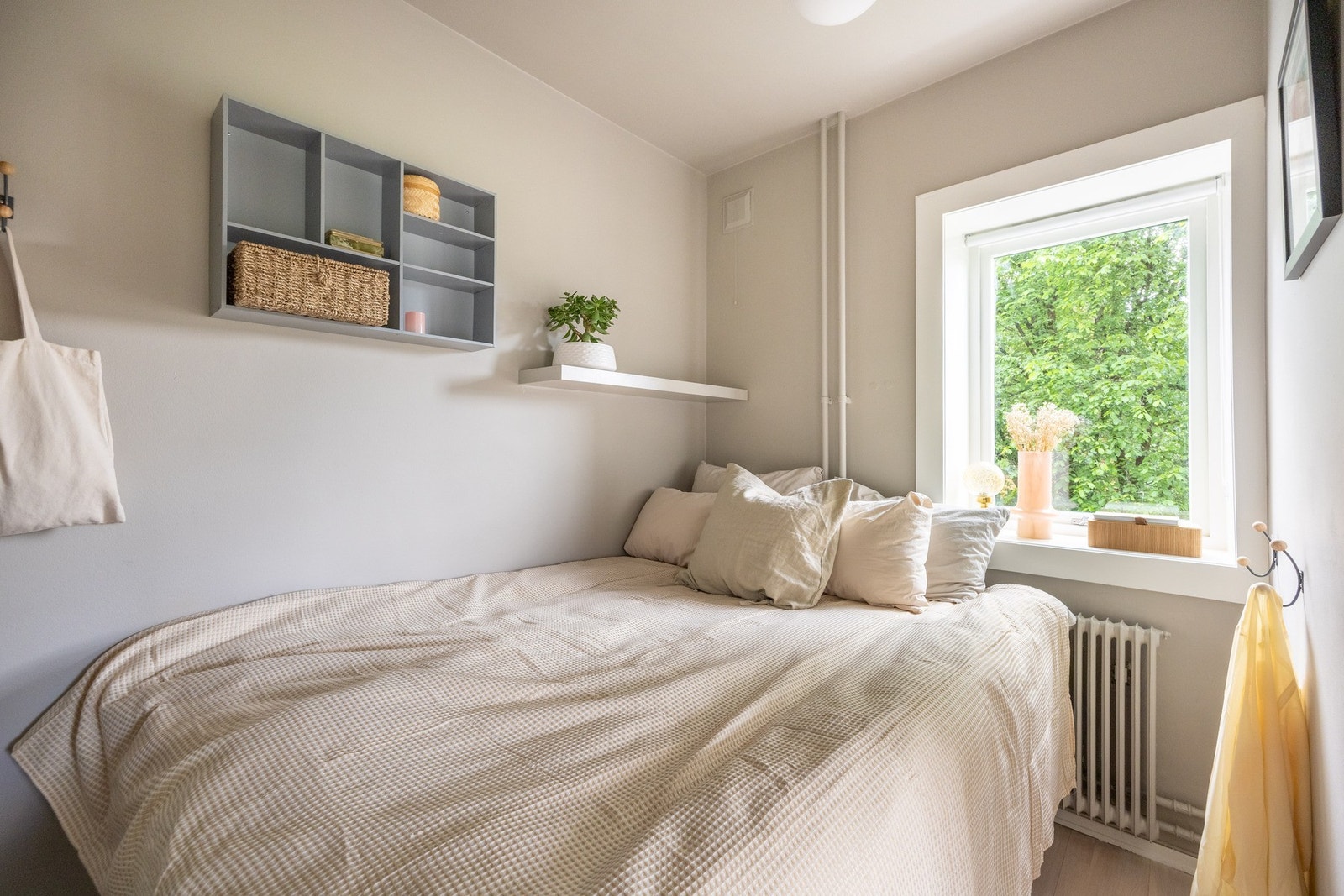 Hyggelig soverom med plass til dobbeltseng. Galleribilde