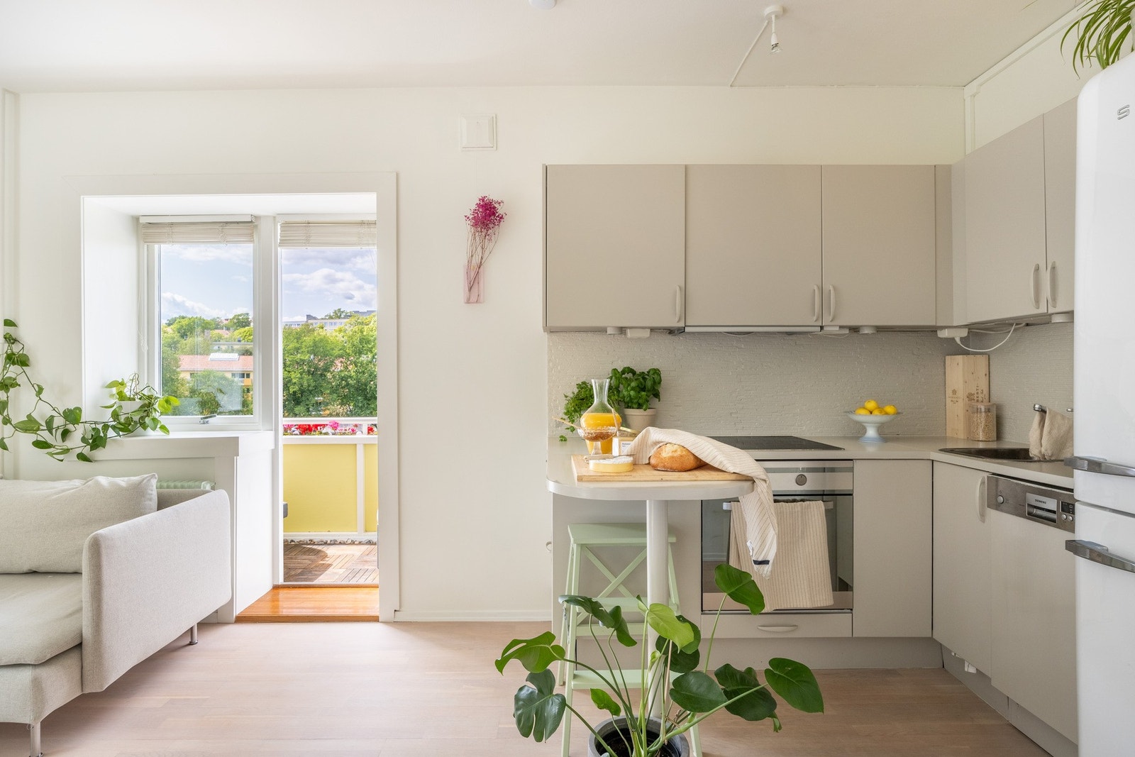 Gulvflatene ble slipt og lakkert i 2024. I tillegg ble alle overflater malt i 2024. Galleribilde