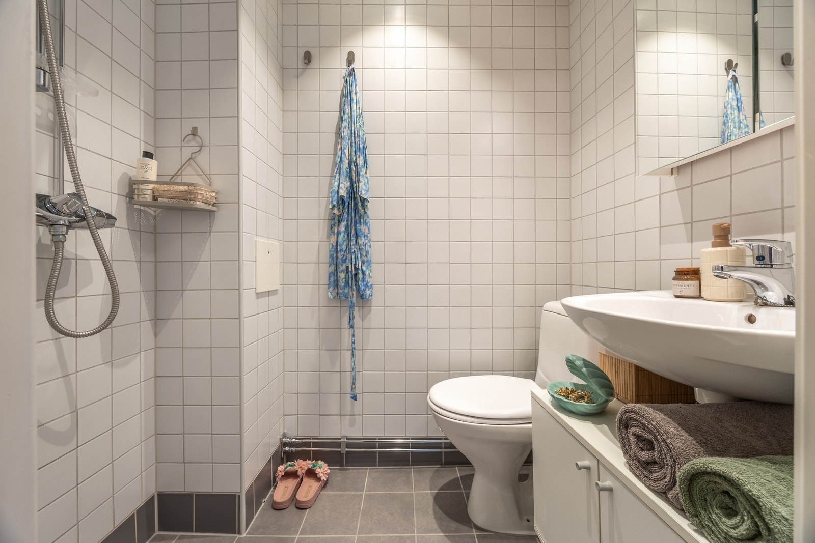 Pent baderom med flislagt gulv med varme og flislagte vegger. Galleribilde