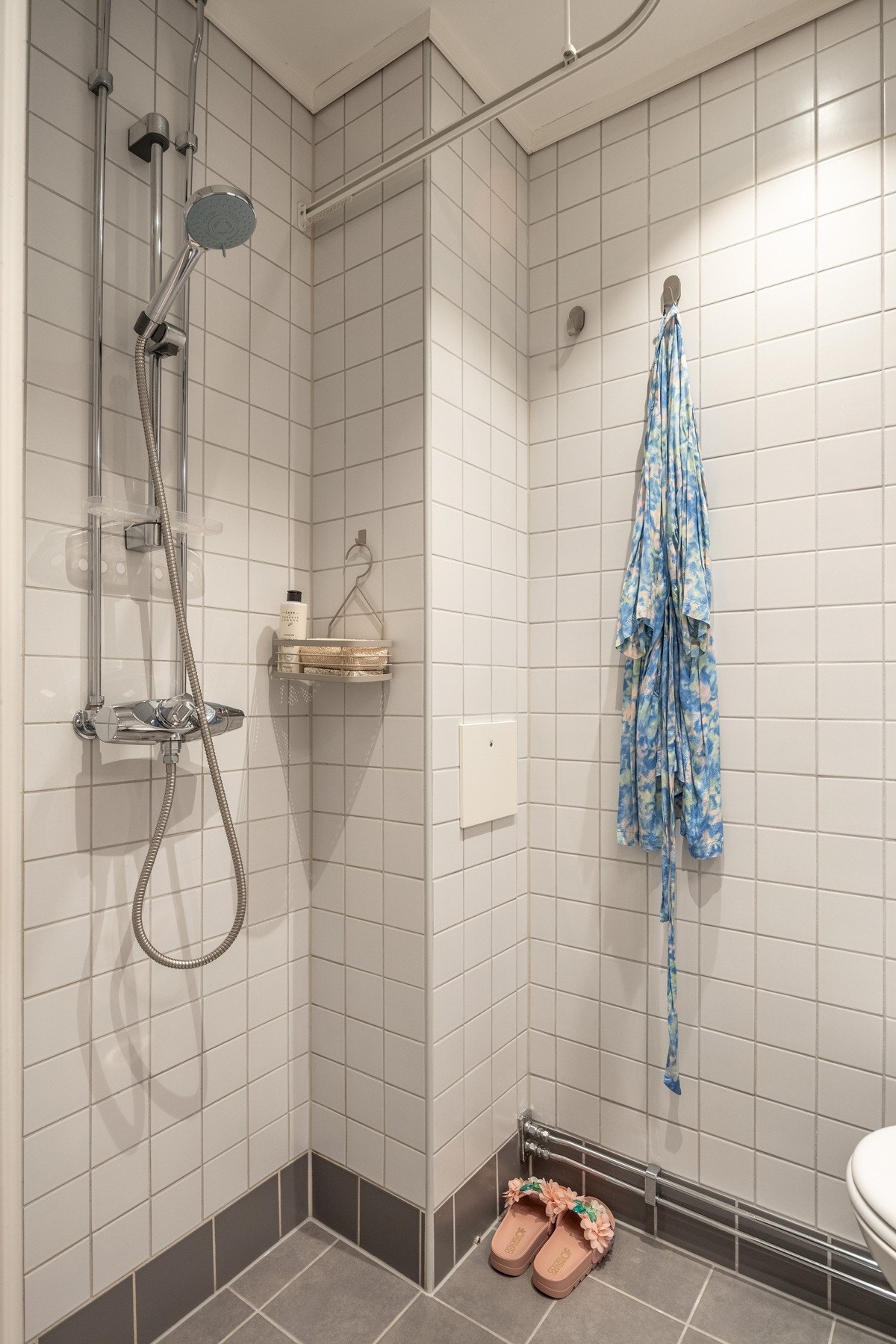 Dusjhjørne med opplegg til dusjforheng. Galleribilde