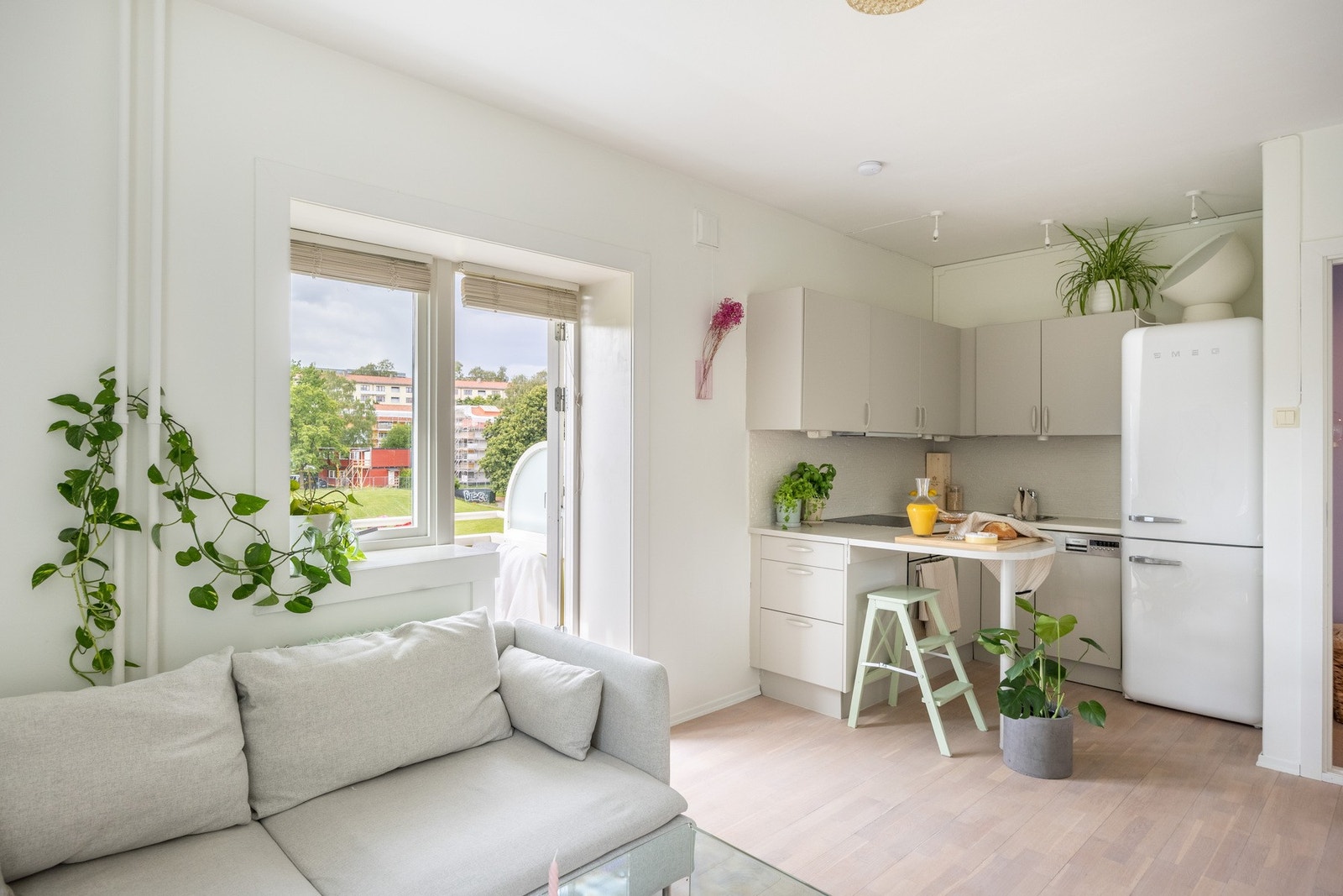 Pent Ikea kjøkken (malt i 2023) med praktiske løsninger og godt med benkeplass. Galleribilde