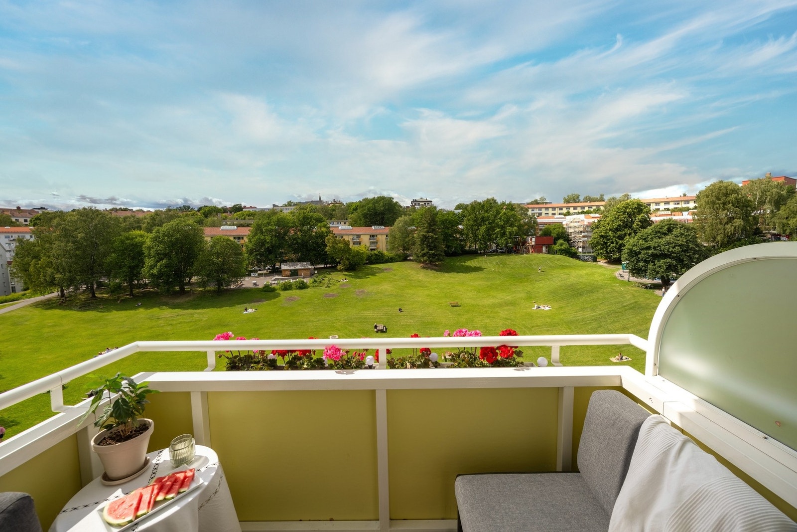 Solen titter inn fra sørsiden og inn på vestsiden/balkongen rundt 12-tiden og går ned 21:30. Galleribilde