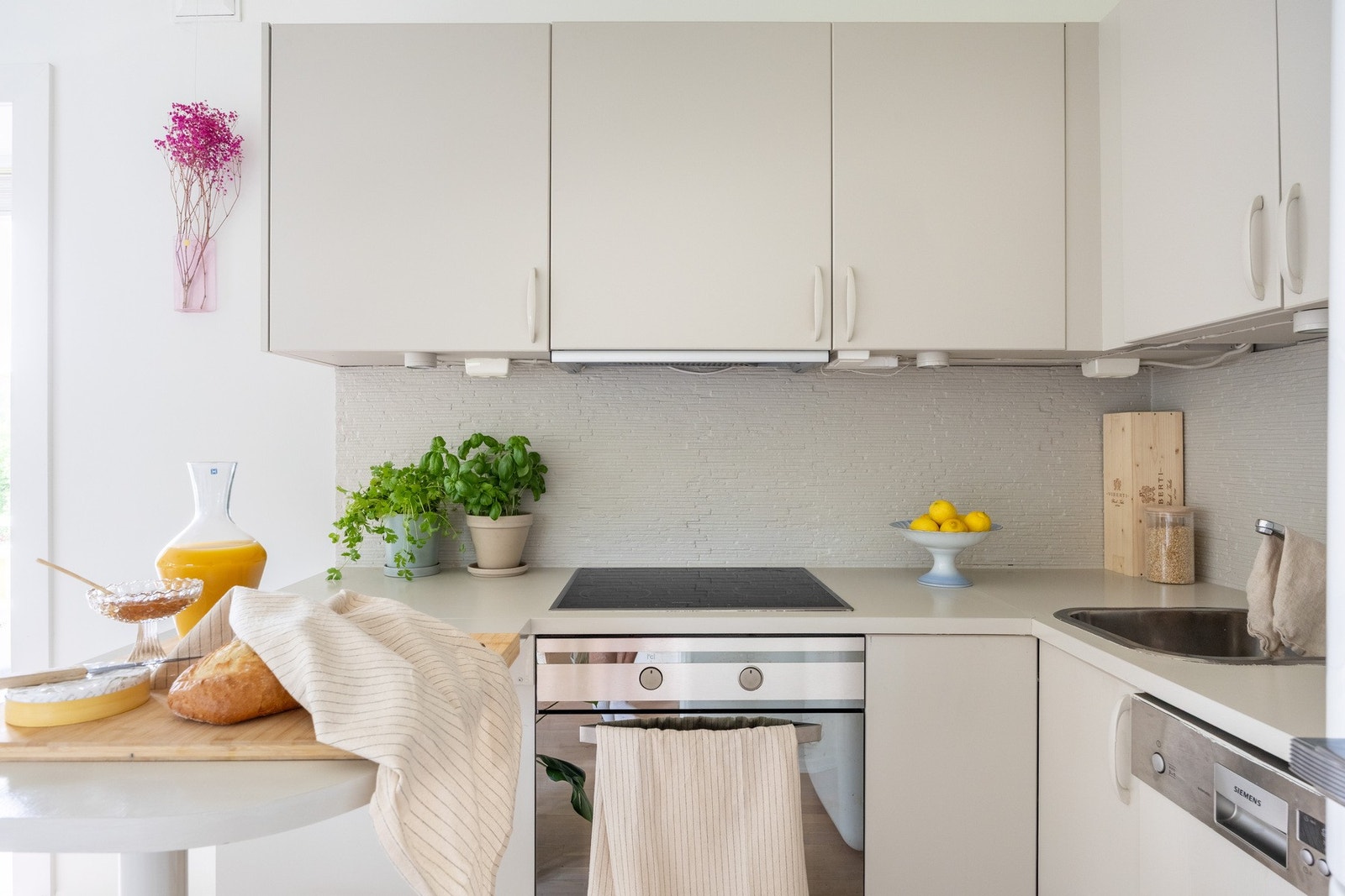 Praktisk og sosialt kjøkken med snekret en øy (som kan klappes ned/opp). Galleribilde