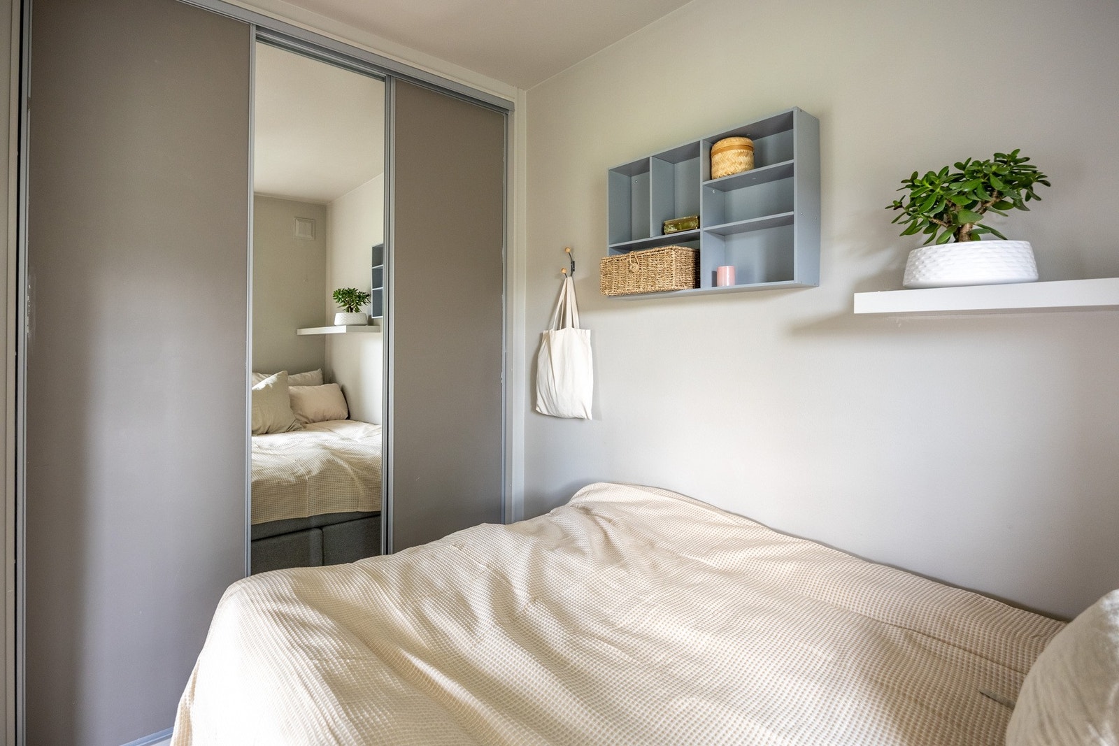 Gode oppbevaringsmuligheter i skyvedørsgarderobe. Galleribilde