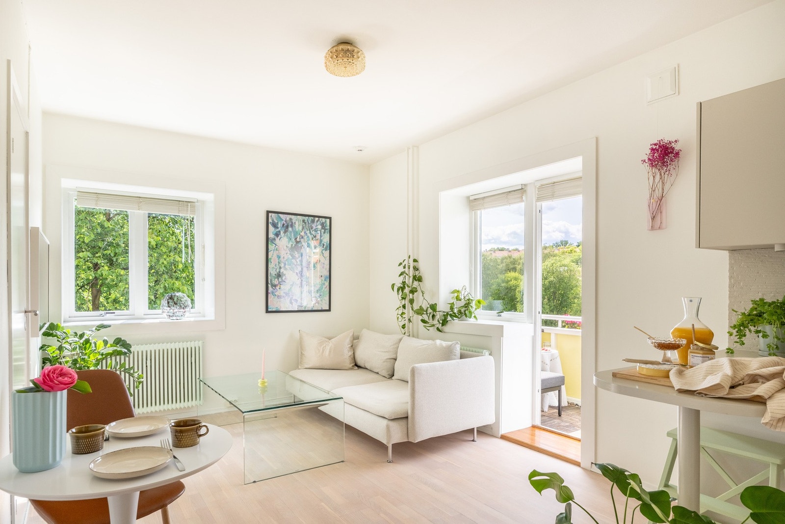 Hyggelig og lys 2-roms hjørneleilighet med solrik vestvendt balkong vendt mot idylliske Iladalen park. Galleribilde