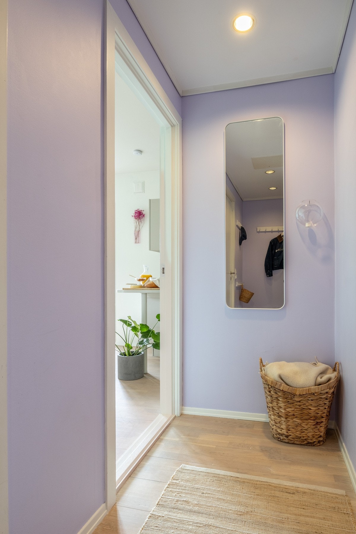 Du blir ønsket velkommen inn i en lys entré med plass til oppheng av yttertøy. Galleribilde