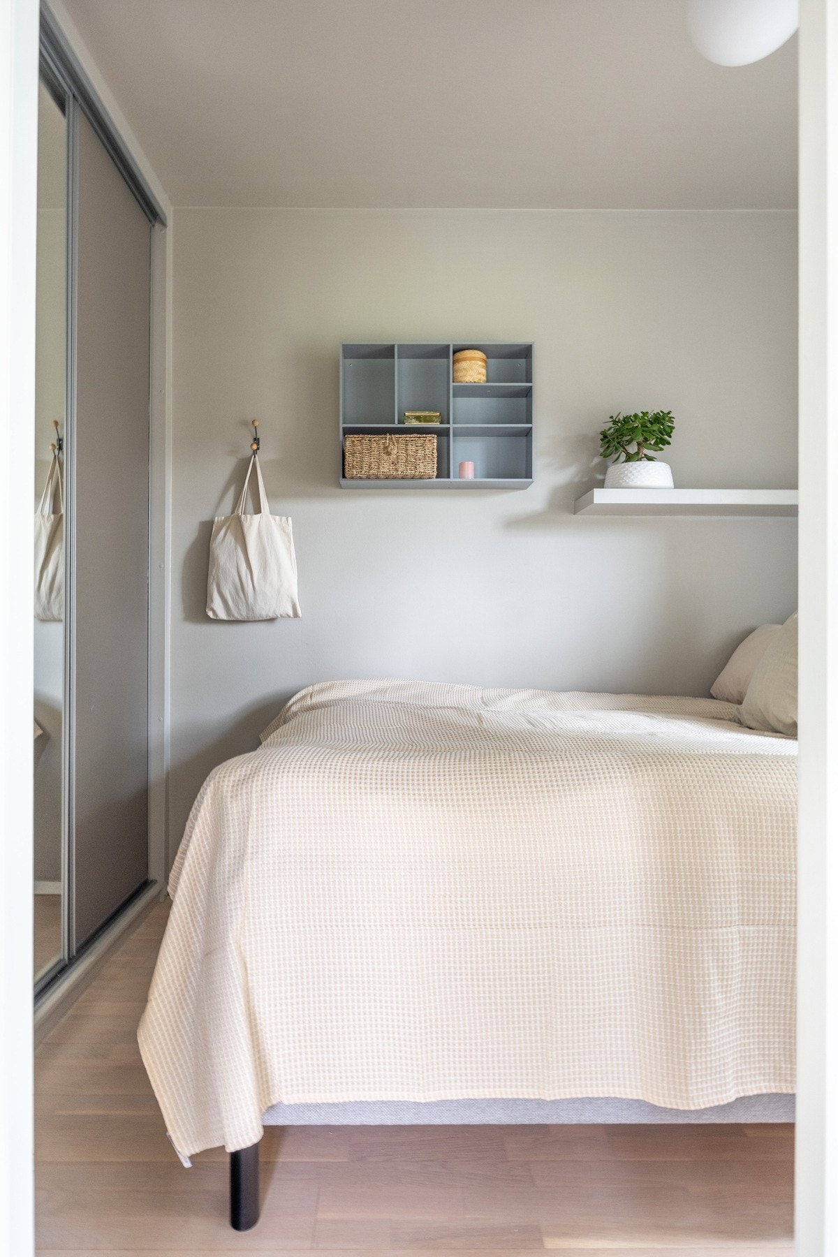 Soverommet er innredet i dag med høy 1:50 bred seng. Galleribilde