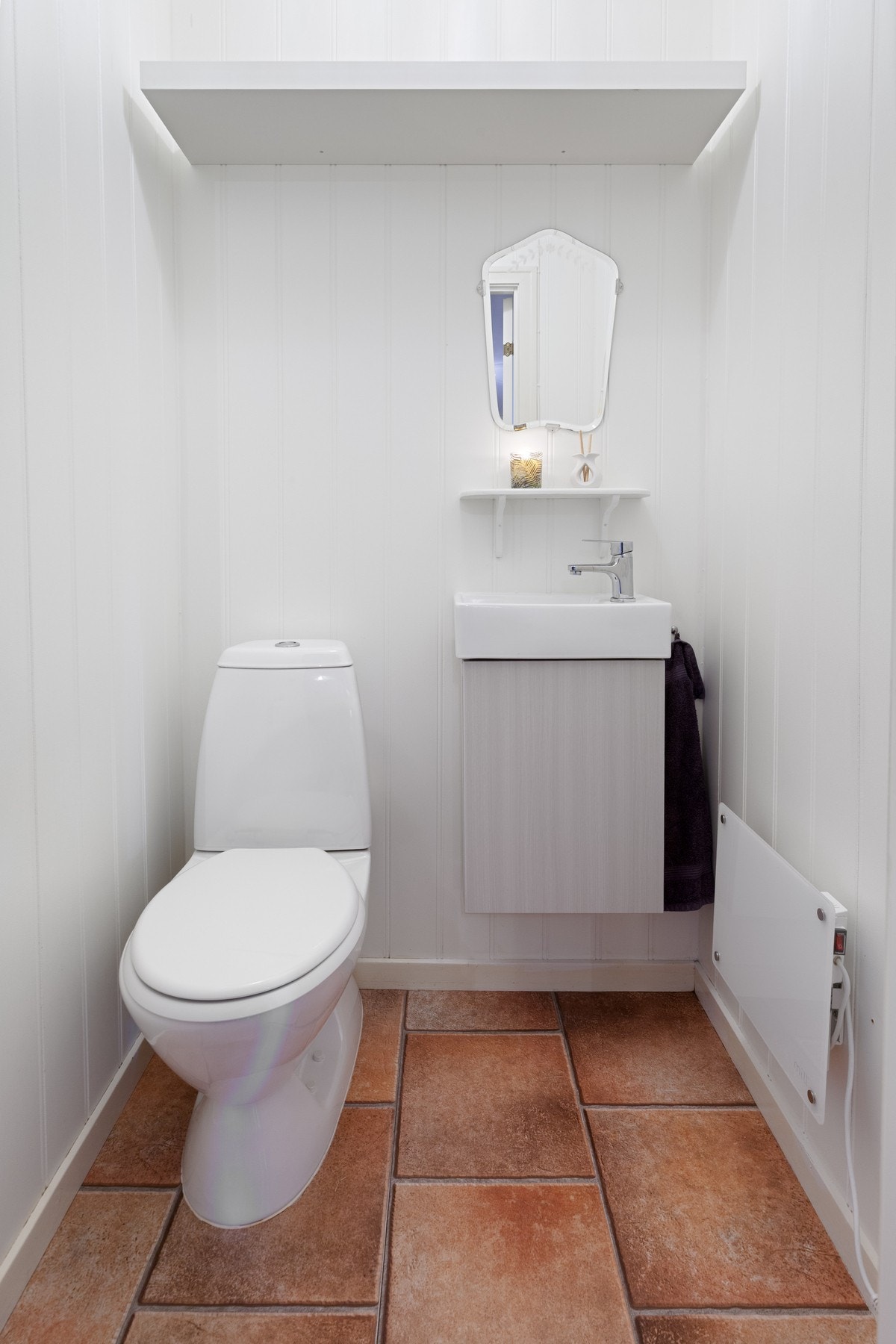 Separat toalettrom med egen vask. Galleribilde