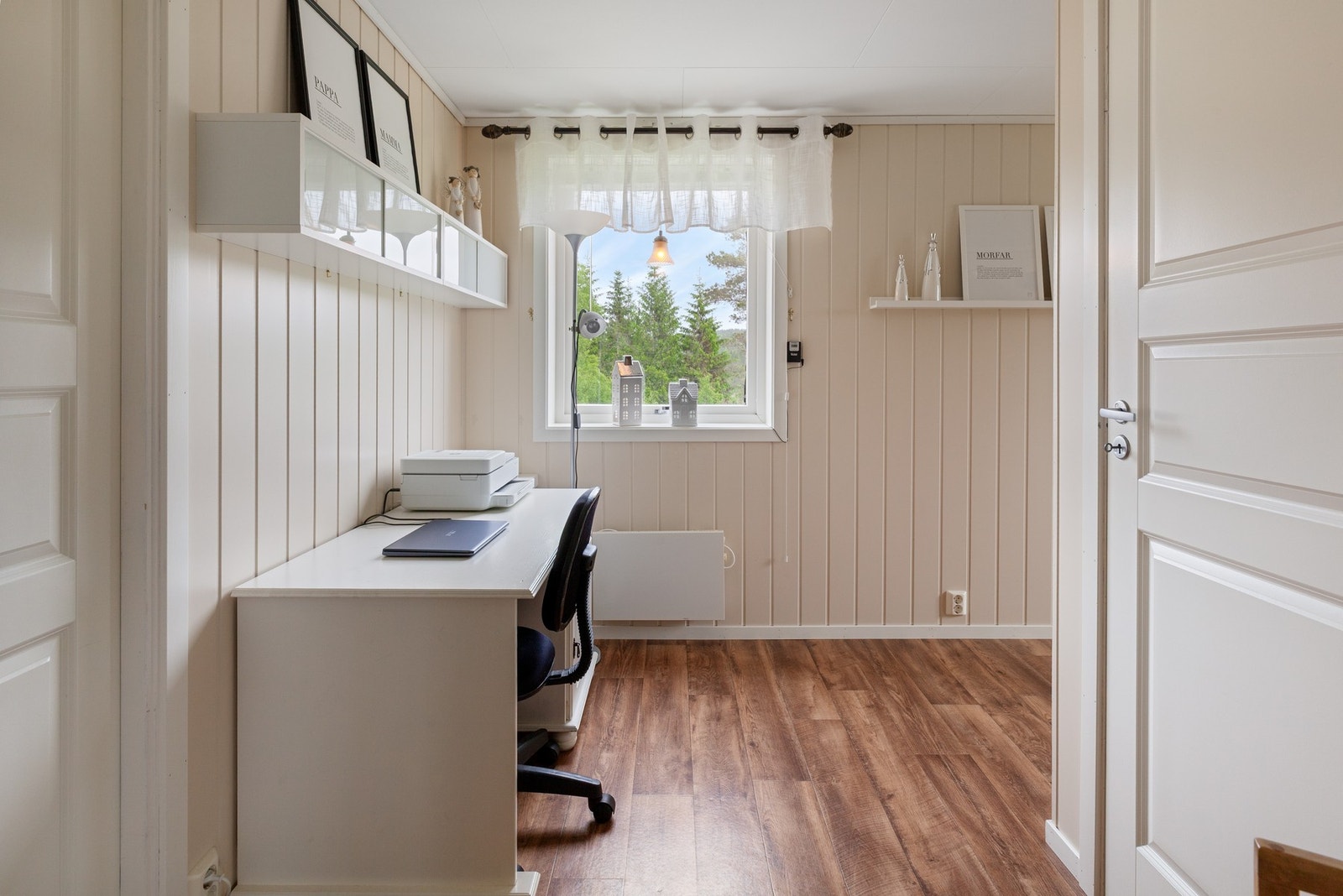 Kontor/ soverom på 7 kvm med direkte tilknytning til bod på 4 kvm som også kan brukes garderobe/walk-in løsning. Galleribilde