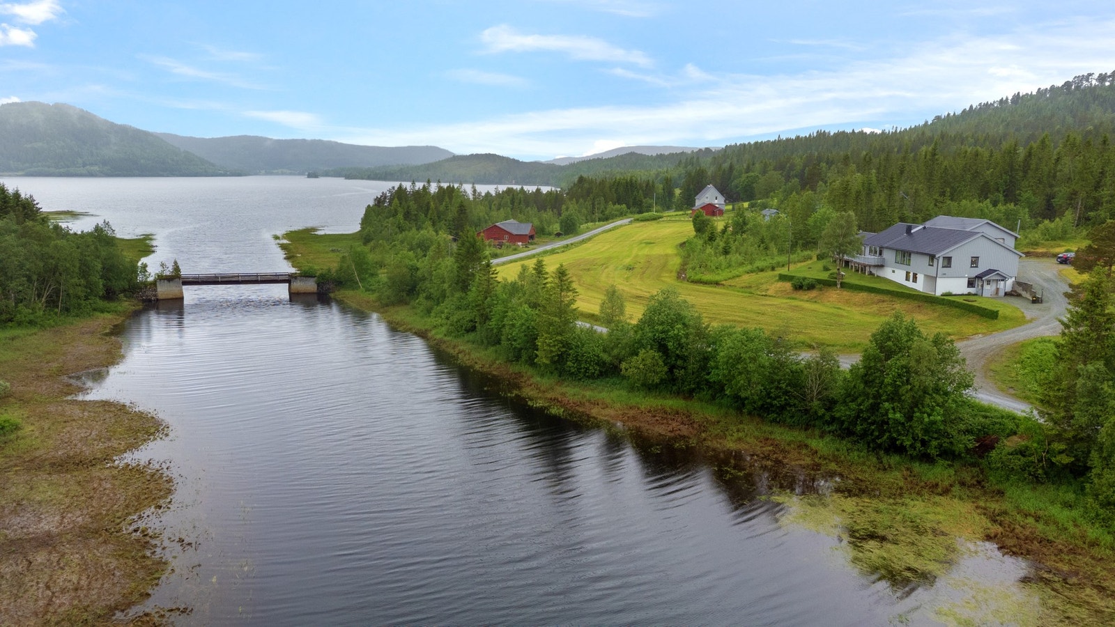 Dette er boligen for deg som drømmer om en landlig beliggenhet helt inn mot markagrensa og samtidig ønsker nærhet til sjøen. Galleribilde