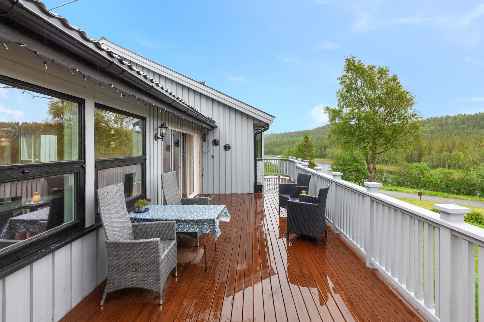 Fantastisk balkong/platting på 71 kvm som strekker seg rundt boligen. Galleribilde