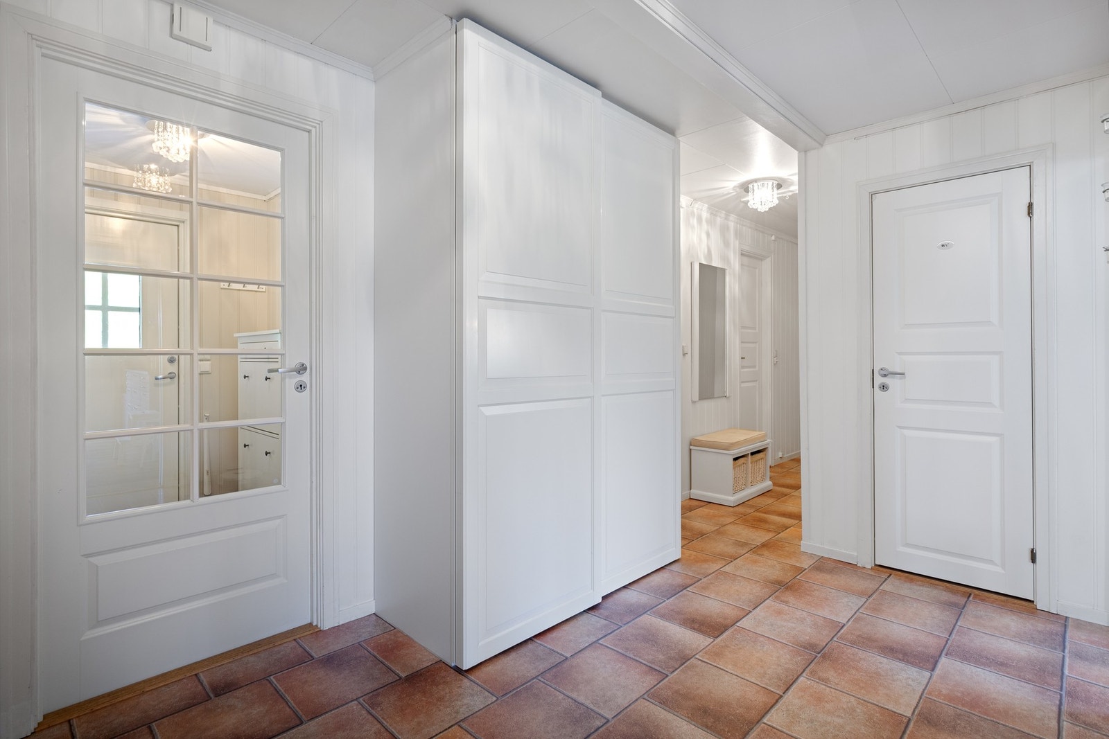 Stor gang i forbindelse med inngangspartiet. Galleribilde