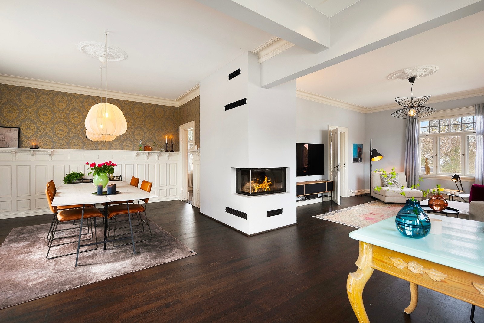 Smykke av en vedovn er plassert i første etasjen. Samt en varmepumpe i første etasje og kjeller Galleribilde