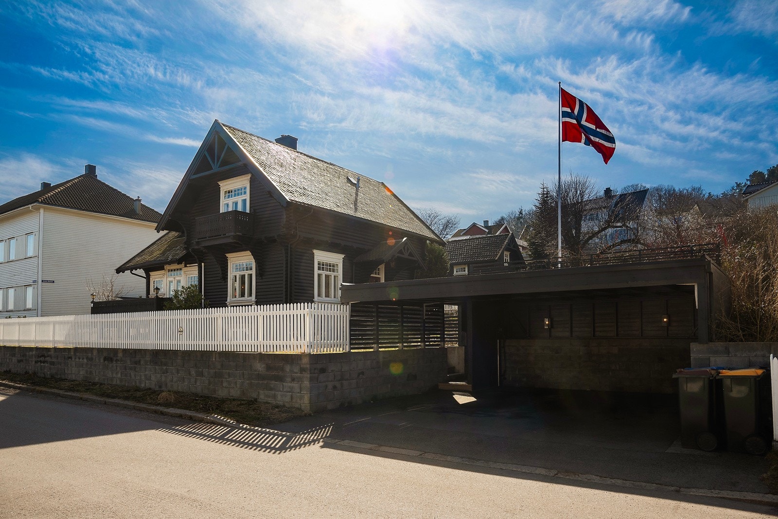Stor carport med god plass til to biler og elbil lader. Galleribilde