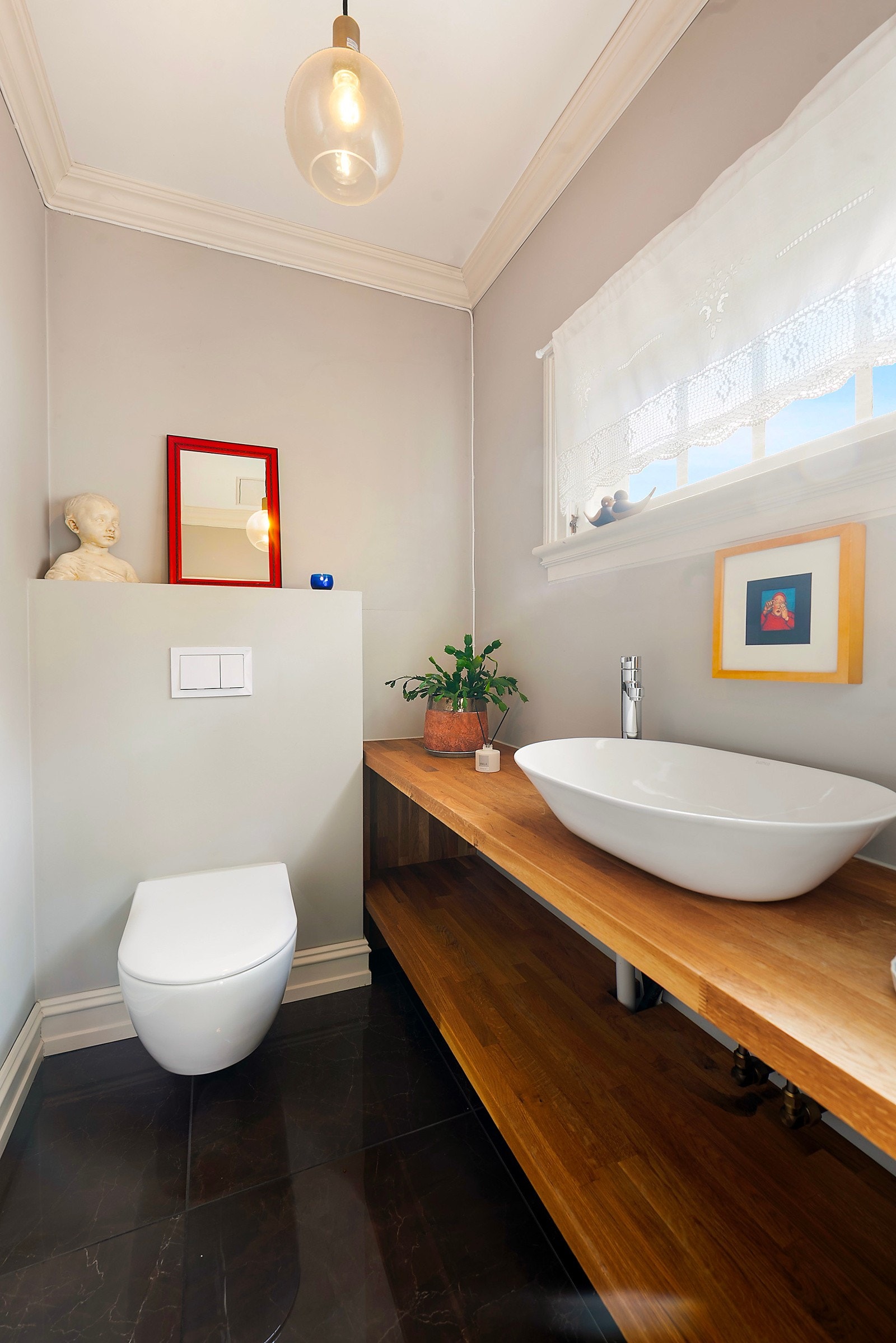 Wc rom i første og to bad i andre etasje pluss vaskerom i kjelleren Galleribilde