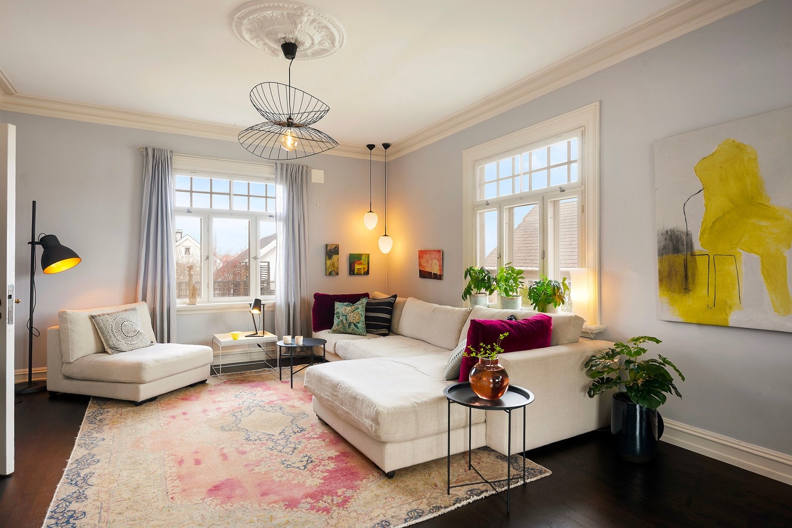 Boligen er renovert i 2017 og alle de vakre detaljene er godt ivaretatt Galleribilde