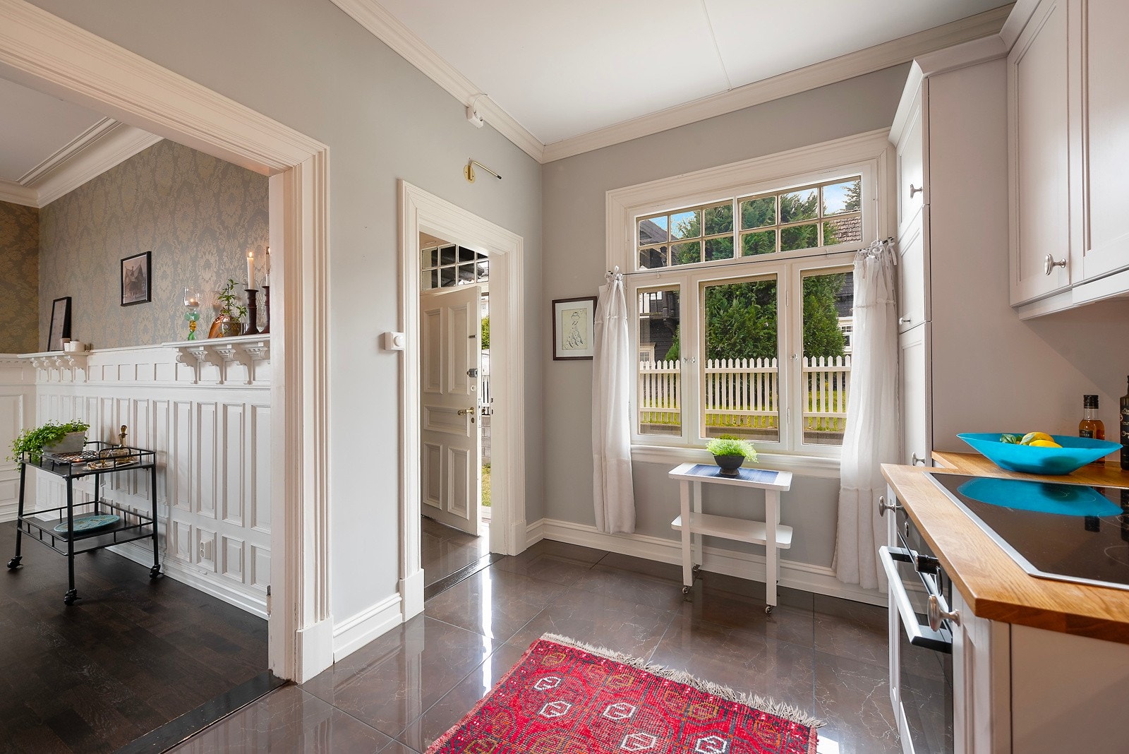 En utgang også fra kjøkkenet. Innen for gangen ligger det et wc Galleribilde