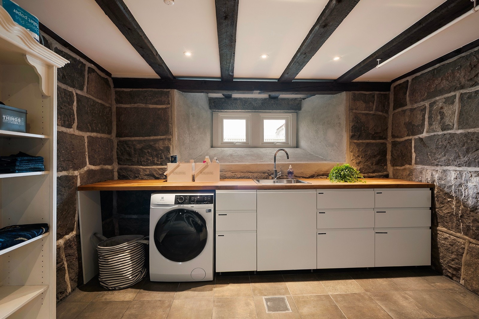 Stort fint vaskerom. Legg merke til kjeller veggene Galleribilde