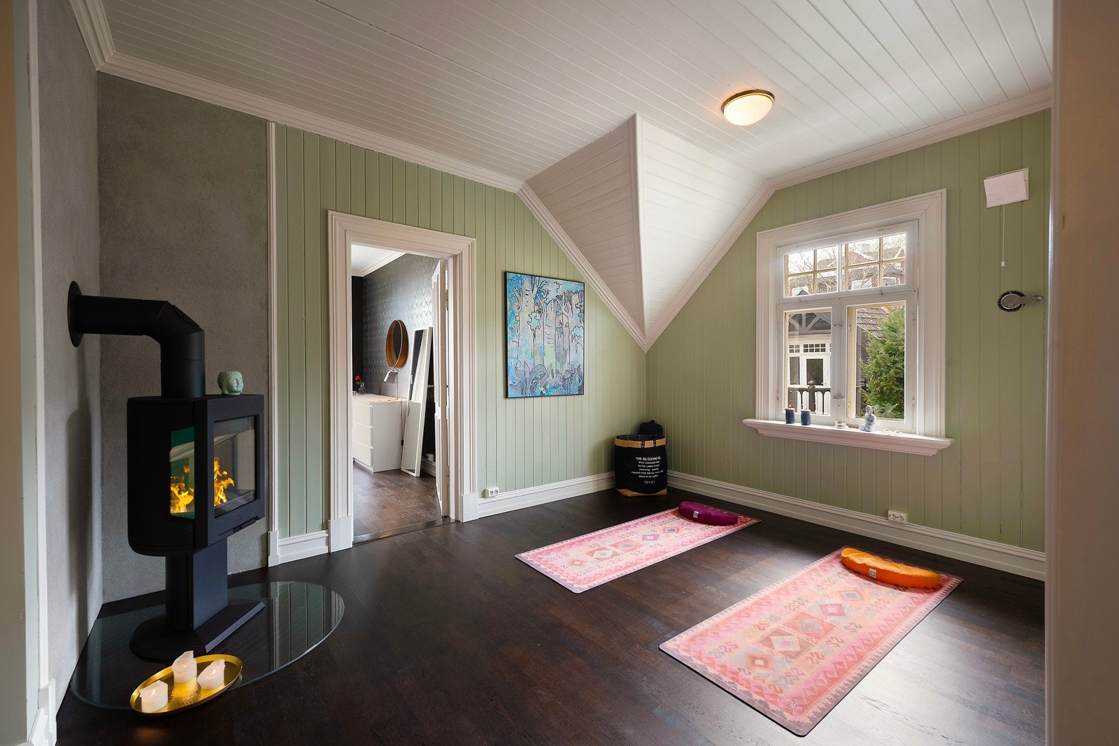 Stor loft-stue er jo en drøm å kunne ha når en vil trekke seg litt tilbake Galleribilde