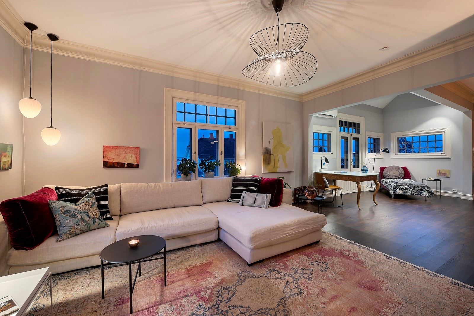 Fra gangen kommer vi inn i en stor stue som er delt opp i flere naturlige soner Galleribilde