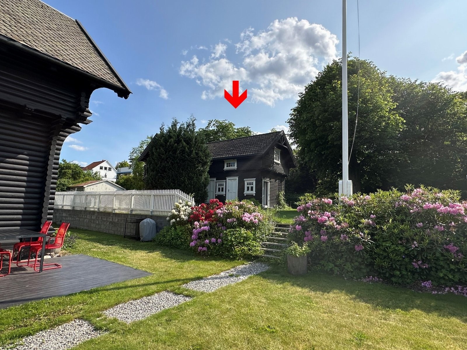 Bak boligen ligger en egen tomt med et sjarmerende anneks. Tomta kan selges sammen med boligen. Galleribilde