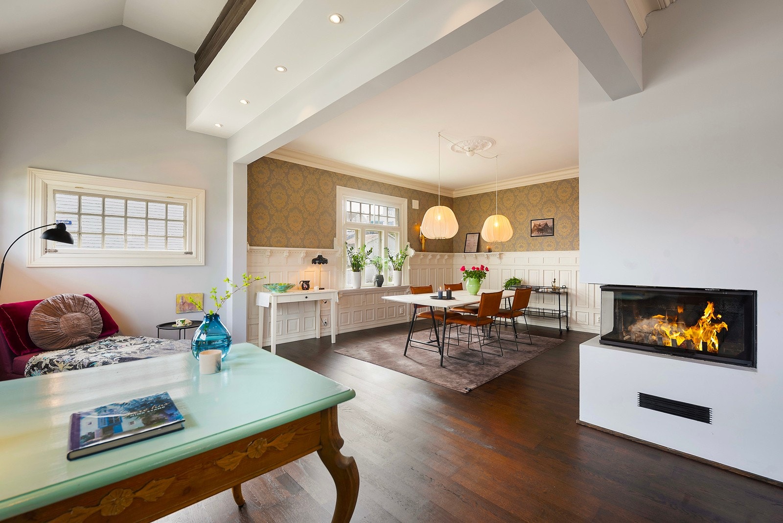 Her kan en nyte varmen og roen fra peisen fra flere sider Galleribilde