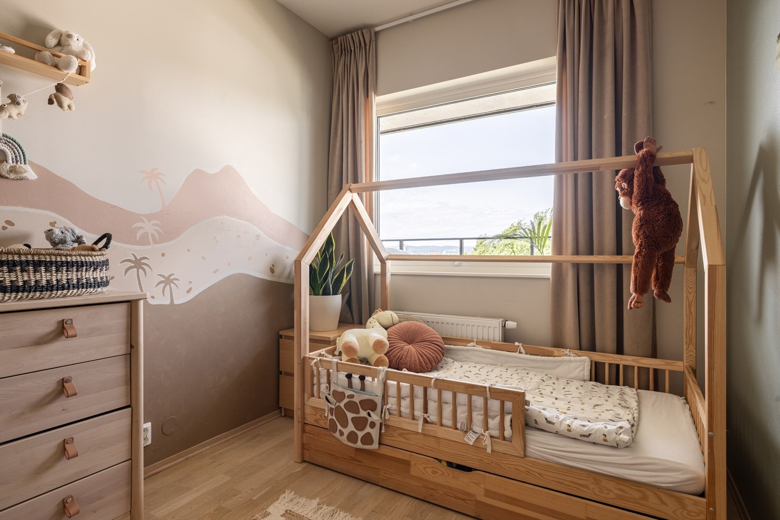 Her er det god plass til seng, nattbord og garderobe/kontorpult Galleribilde