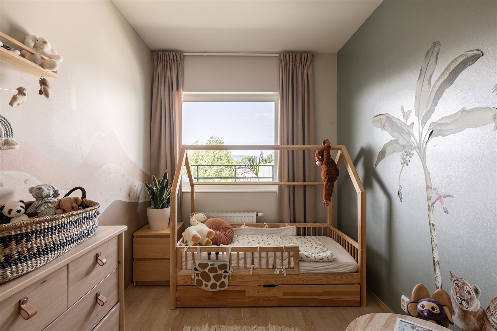 Leilighetens andre soverom passer utmerket som barnerom, gjesterom eller kontor- alt etter behov Galleribilde