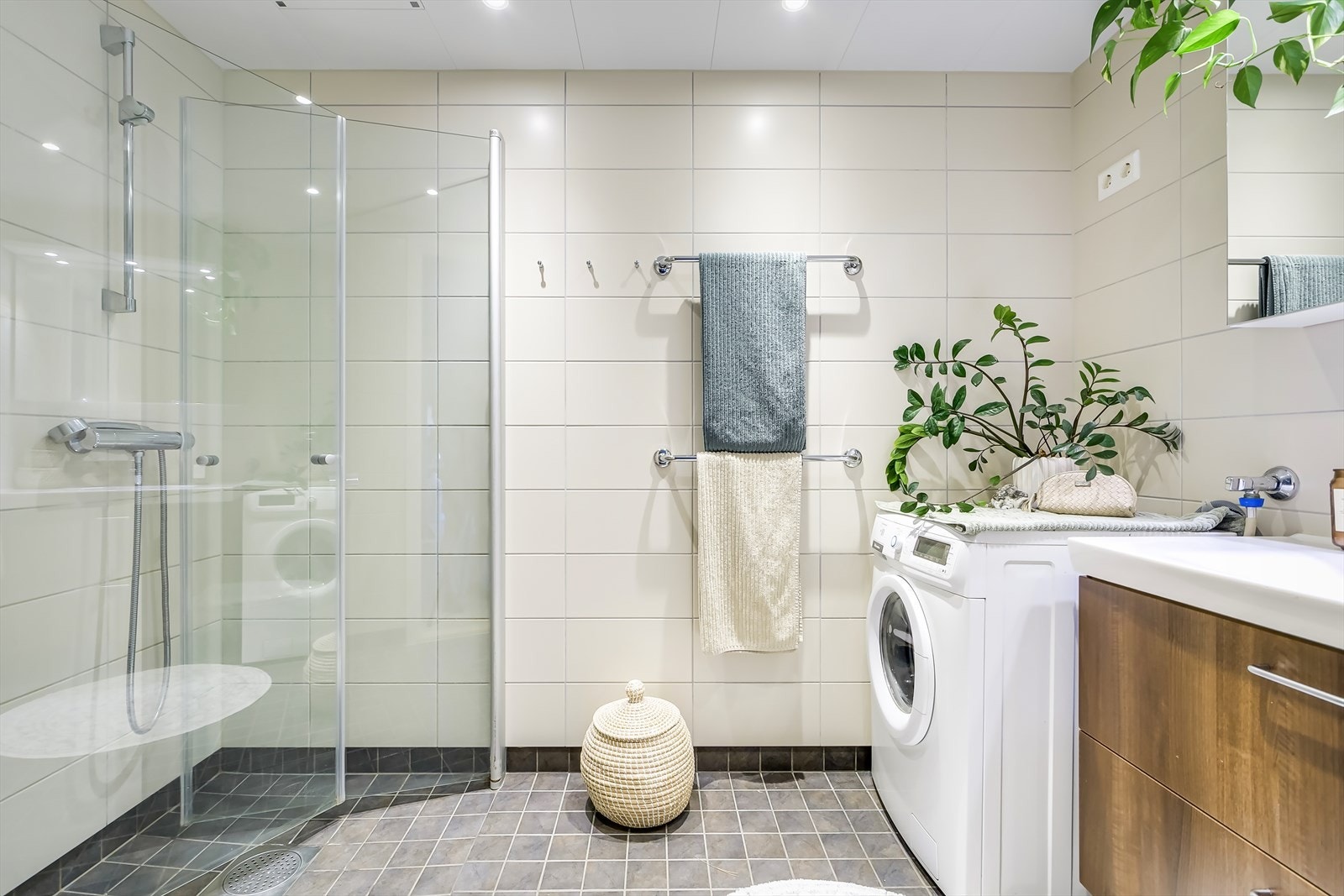 Flislagt bad med varmekabler og downlights i taket Galleribilde