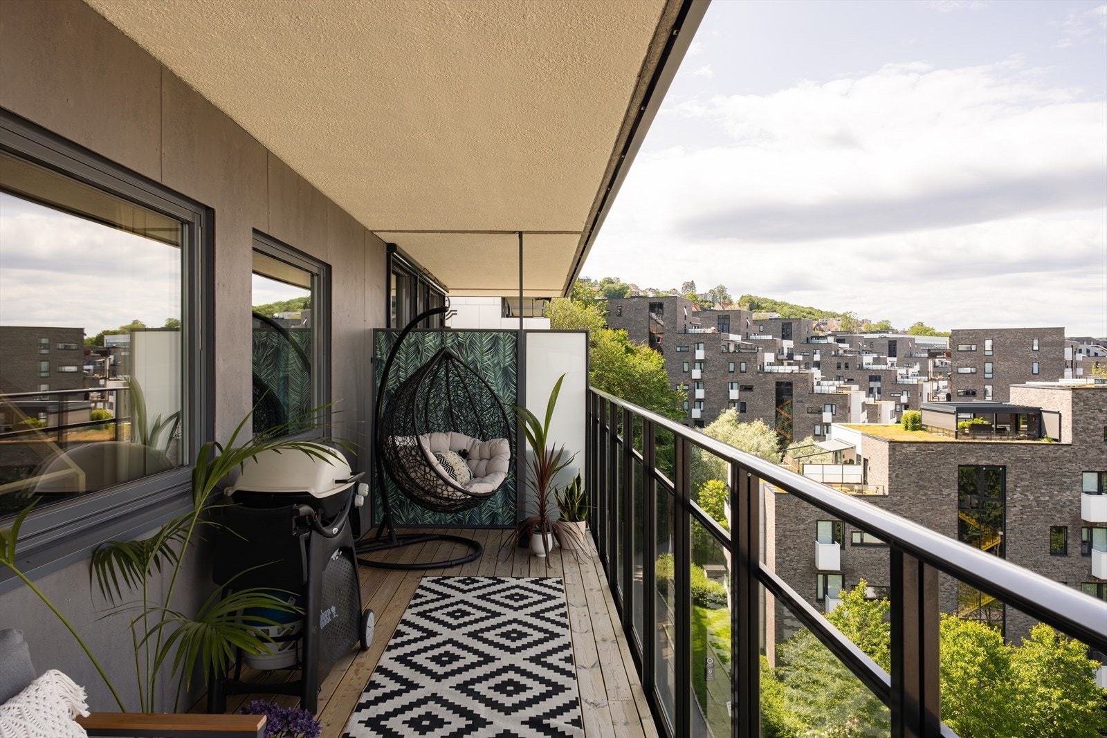 Balkongen er på hele 19 kvm! Det er god plass til utemøbler, grill og beplantning Galleribilde