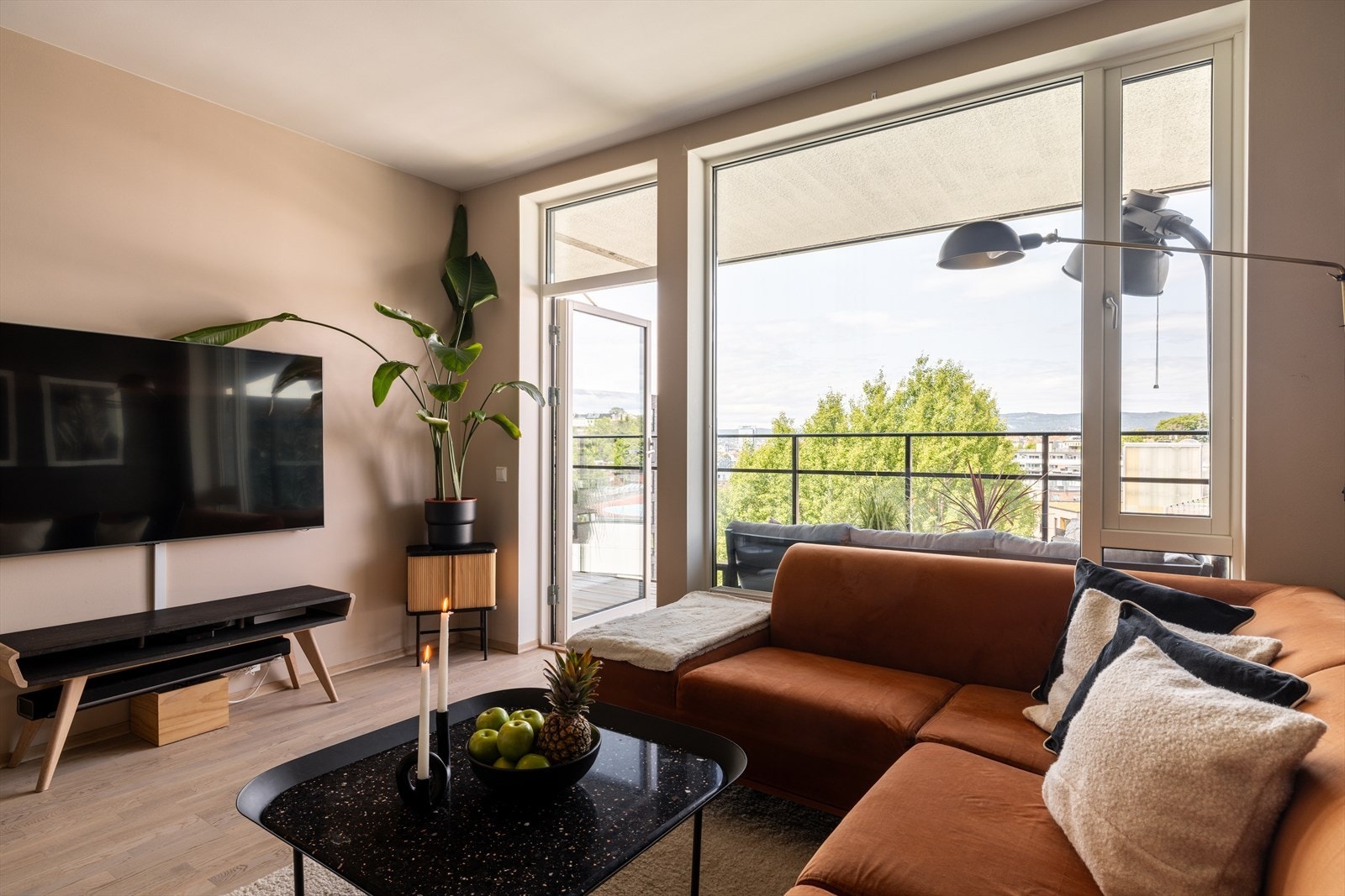 Det er god plass til sofa, spisebord og øvrig møblement Galleribilde