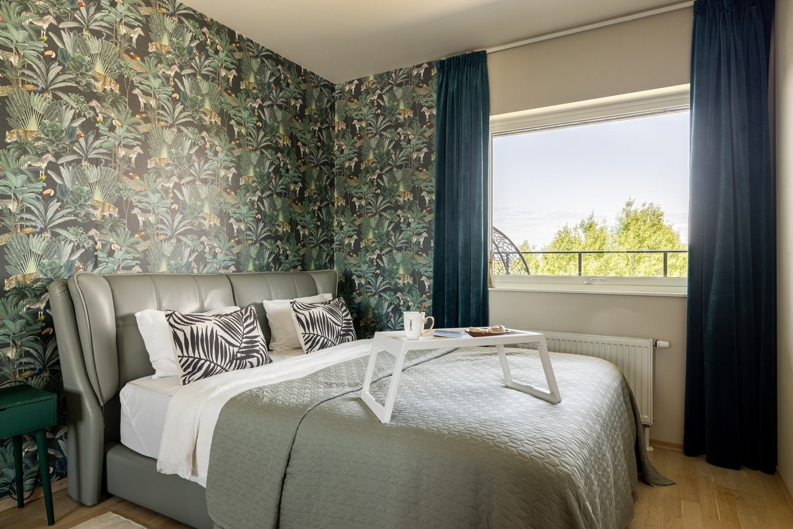 Det er to romslige soverom i leiligheten, begge vendt mot rolige omgivelser Galleribilde