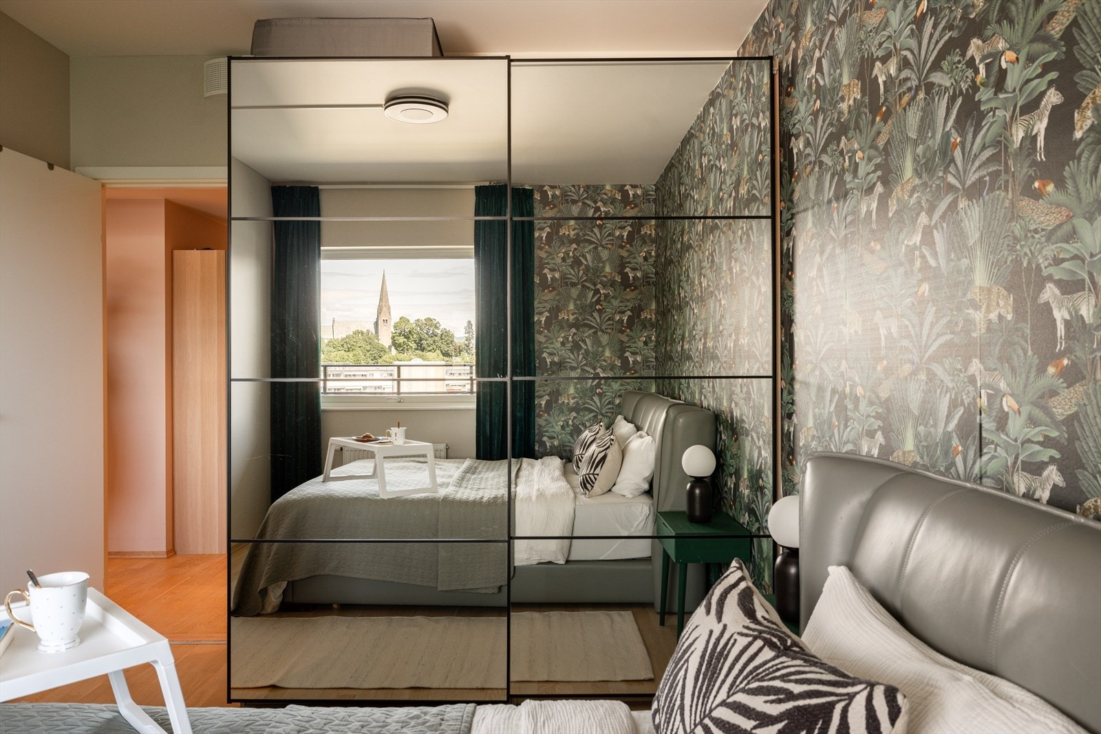 Hovedsoverommet har god plass til dobbeltseng, nattbord og garderobeskap Galleribilde