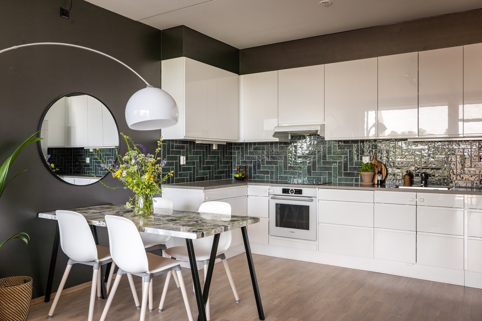 Her bor du i et moderne bygg fra 2019 med balansert ventilasjon, 3-lags vinduer fra byggeår og parkettgulv Galleribilde